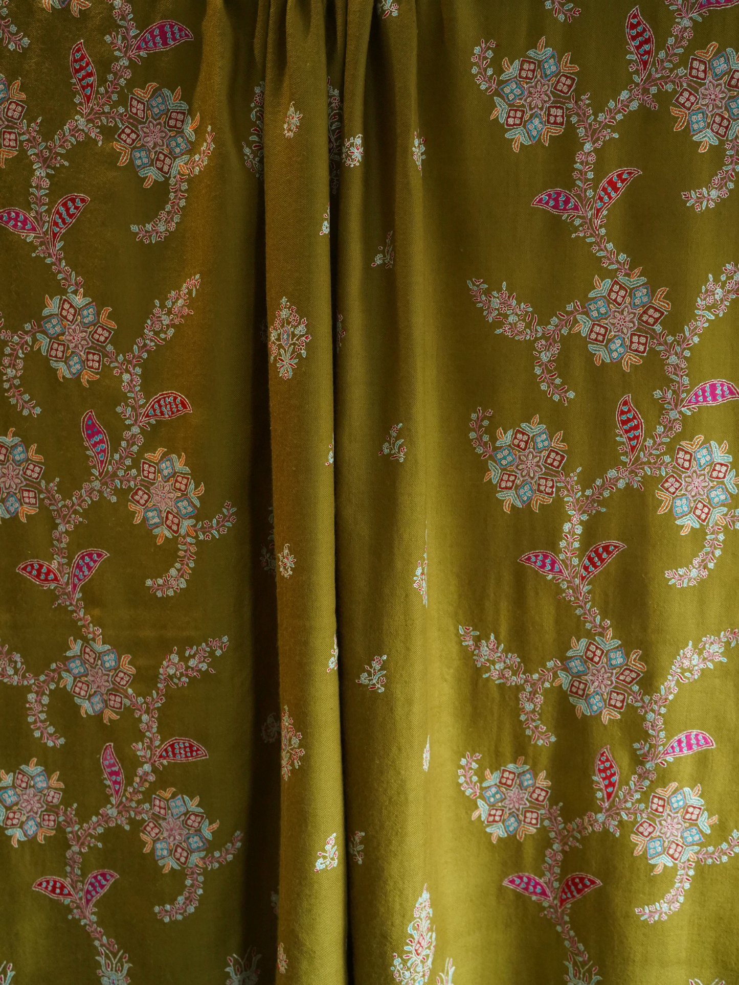 Green Embroidered Pashmina Shawl – Floral Elegance