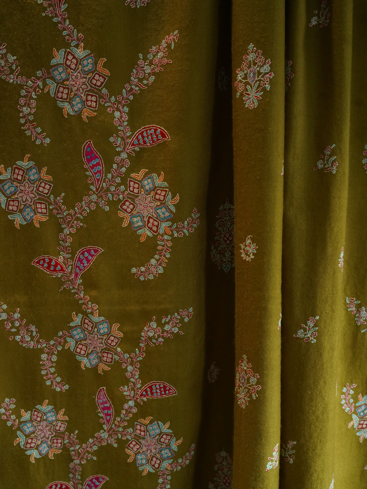 Green Embroidered Pashmina Shawl – Floral Elegance